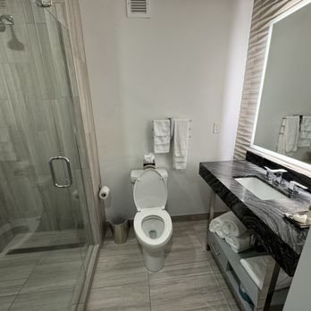 The Kindler Hotel — Bathroom