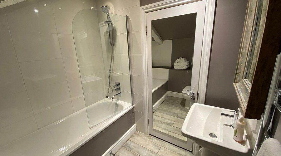 The King s Inn — Bathroom