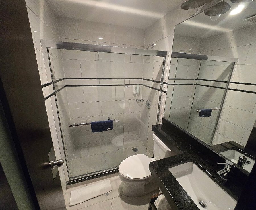 The L Hotel An Ascend Hotel Collection Member — Bathroom