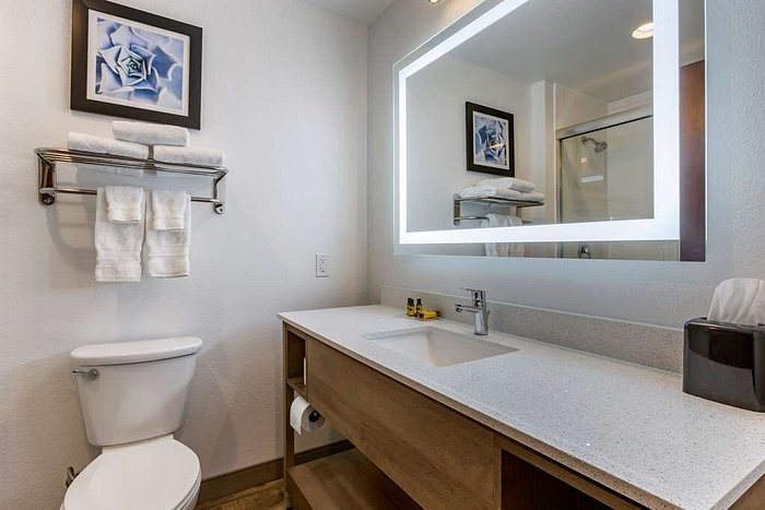 The La Grande Inn — Bathroom