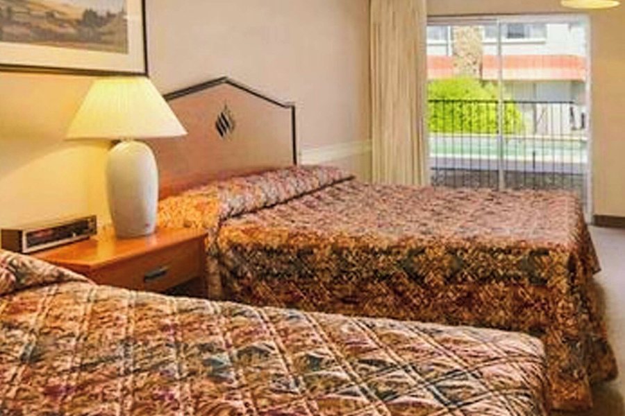 The La Grande Inn — Guest room