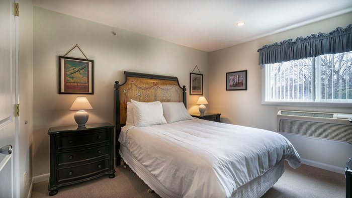 The Lake George Inn — Guest room