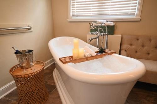The Lakehouse Inn Retreat — Bathroom