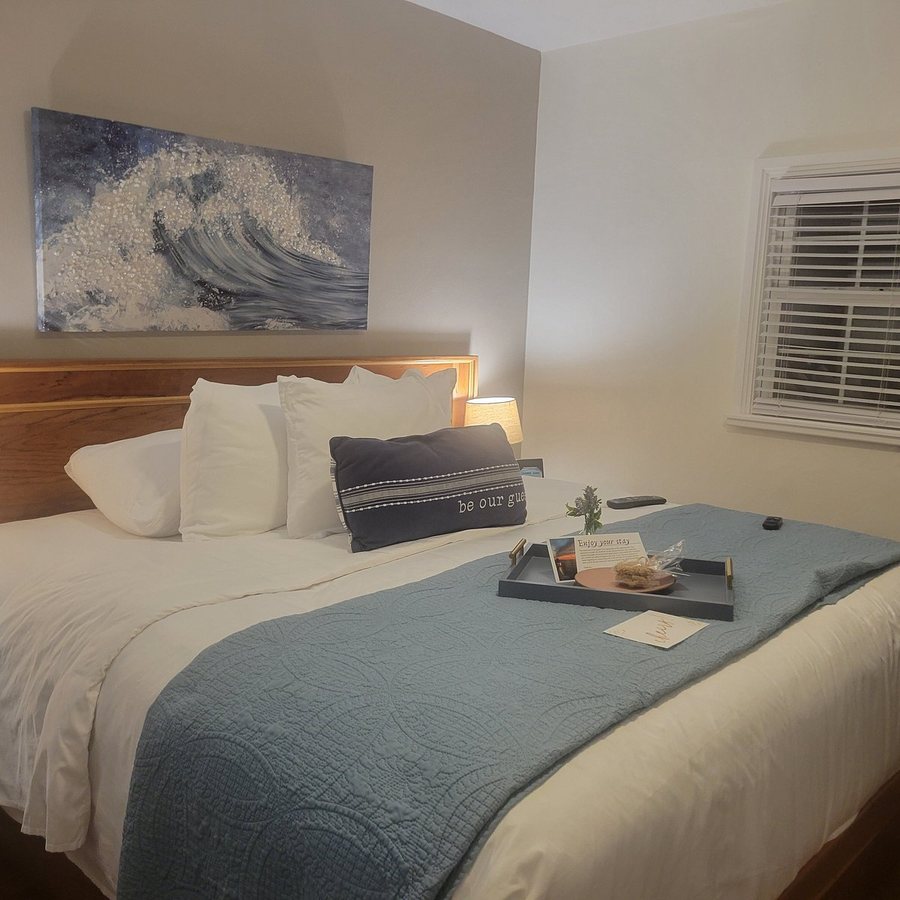 The Lakehouse Inn Retreat — Guest room
