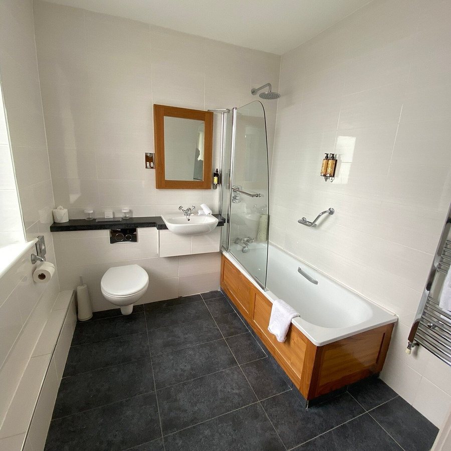The Lakeside Hotel and Leisure Centre — Bathroom
