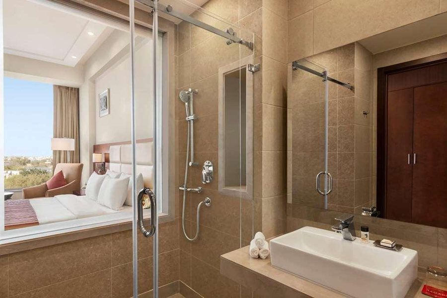 The Lalit New Delhi New Delhi National Capital Territory of Delhi — Bathroom