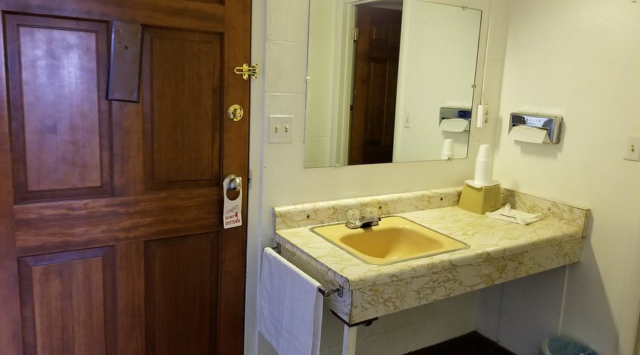 The Lamplighter Lodge — Bathroom