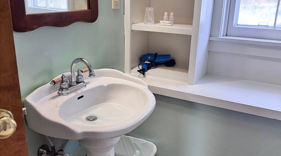 The Landgrove — Bathroom