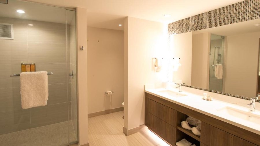 The Landing Hotel Pittsburgh — Bathroom