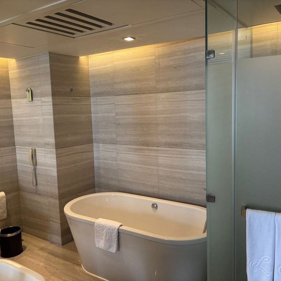 The Landmark Bangkok Hotel — Bathroom