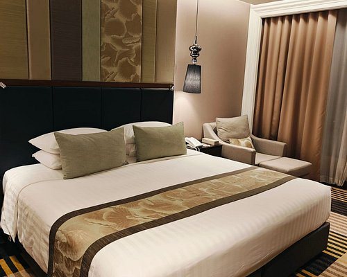 The Landmark Bangkok Hotel — Guest room