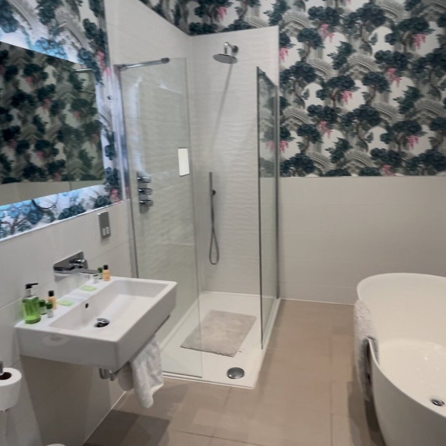 The Lane Boutique Hotel — Bathroom