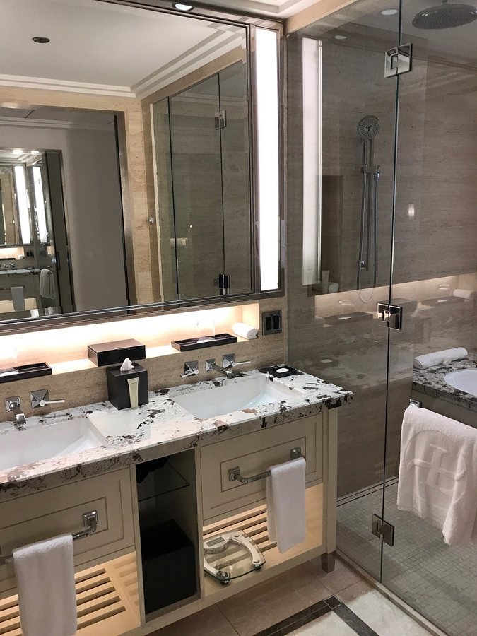 The Langham Chicago Chicago Illinois — Bathroom