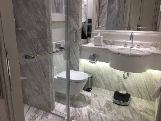The Langham Hong Kong — Bathroom