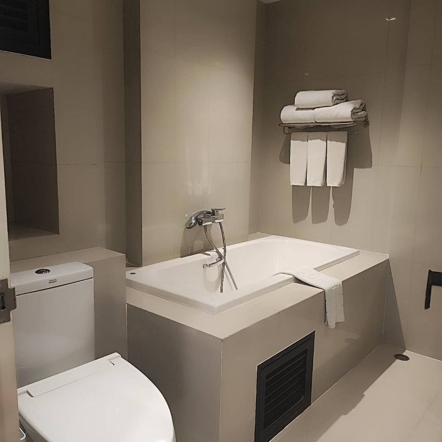 The Lantern Resorts Patong — Bathroom