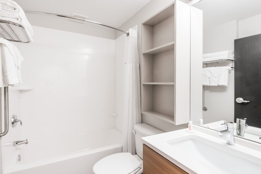 The Laurentide Inn — Bathroom