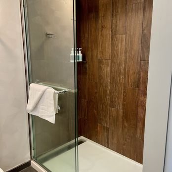 The Laylow Waikiki Autograph Collection — Bathroom