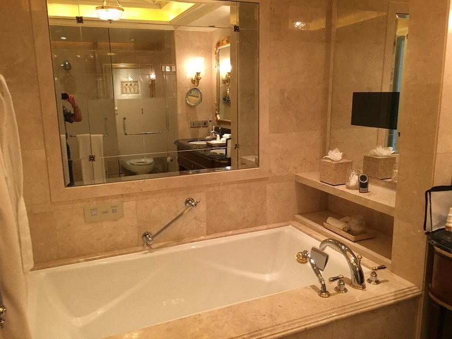 The Leela Palace New Delhi New Delhi National Capital Territory of Delhi — Bathroom