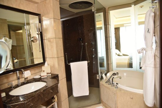 The Leena International By Haveliya Hotels — Bathroom