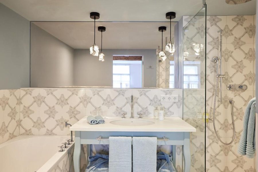 The Leo Grand — Bathroom