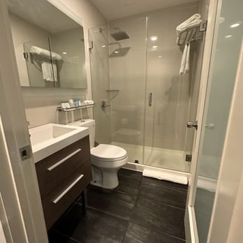 The Leon Hotel New York City New York — Bathroom