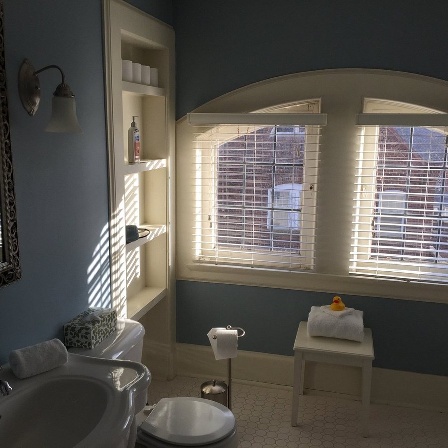 The Leonard at Logan House — Bathroom