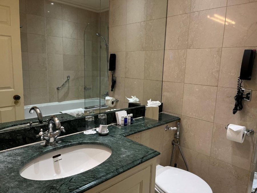 The Leonard Hotel — Bathroom