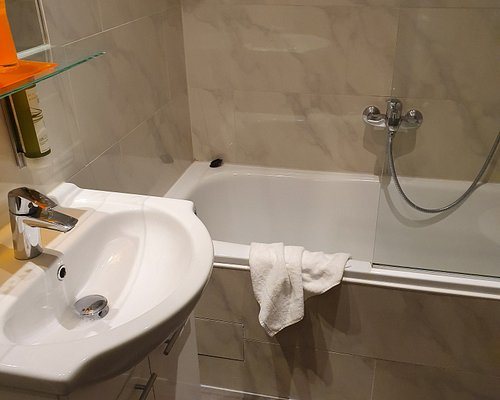 The Levante Rathaus Apartments — Bathroom