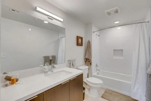 The Lexmar Dodger Stadium Hollywood Los Angeles California — Bathroom