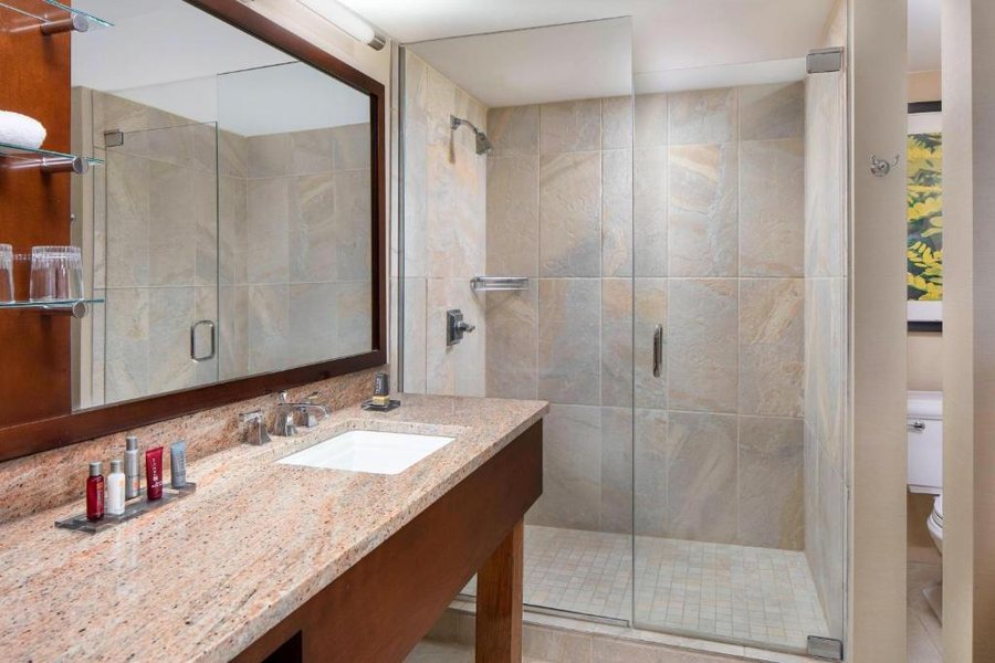 The Lincoln Marriott Cornhusker Hotel — Bathroom