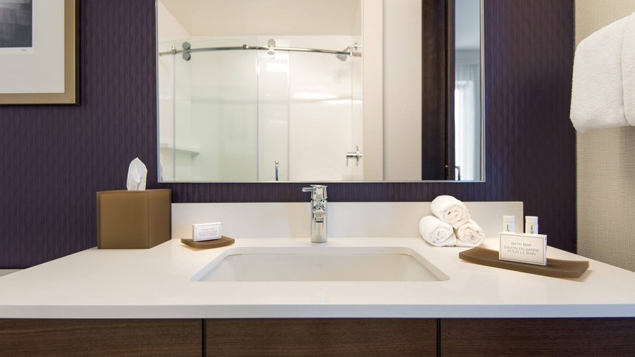 The Linnington Bed and Breakfast Los Angeles California — Bathroom