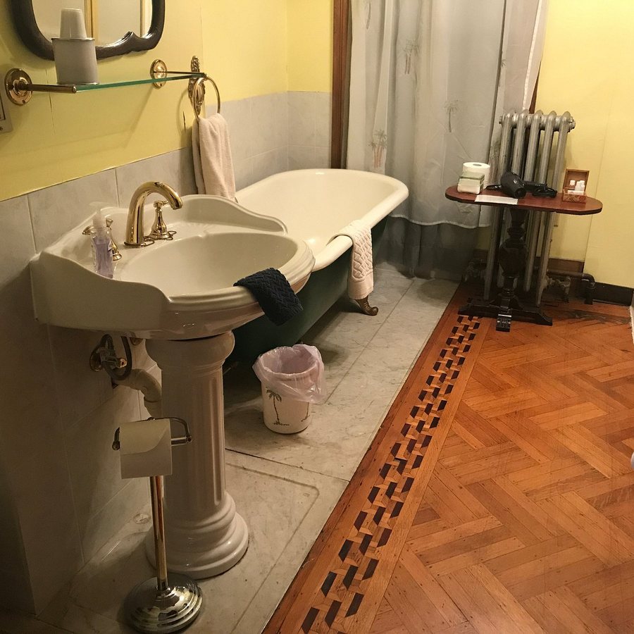 The Lion and The Rose Bed and Breakfast — Bathroom