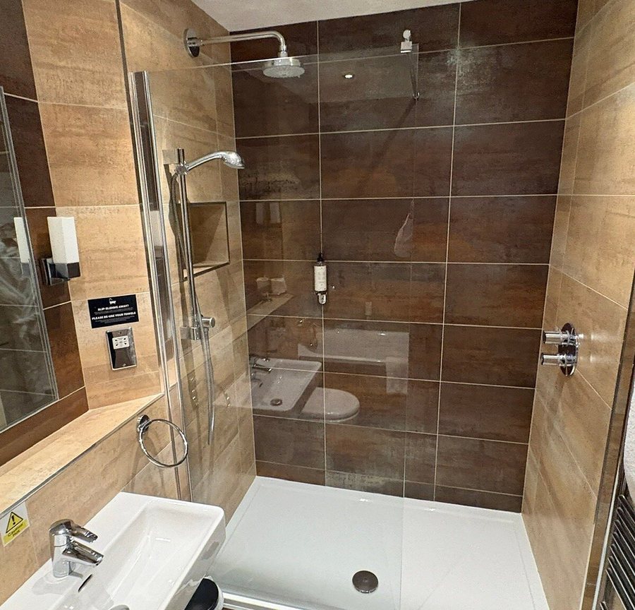 The Lion Key Hotel — Bathroom