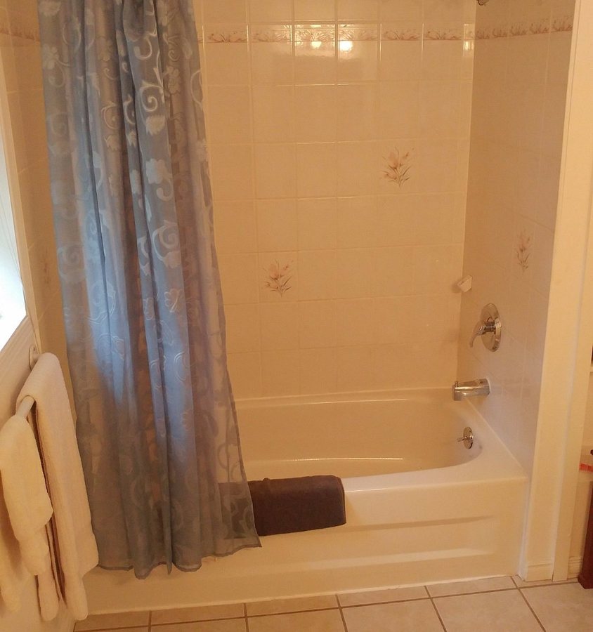 The Little Italy of Niagara Falls Bed Breakfast — Bathroom