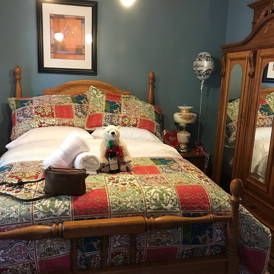 The Little Italy of Niagara Falls Bed Breakfast — Guest room