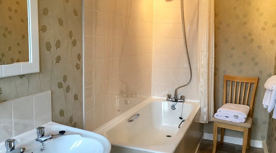 The Lochearnhead Hotel — Bathroom