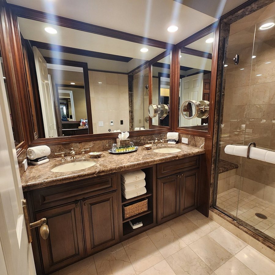 The Lodge and Spa at Three Forks Ranch — Bathroom