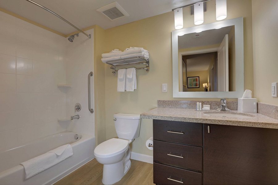 The Lodge at Columbia Point — Bathroom