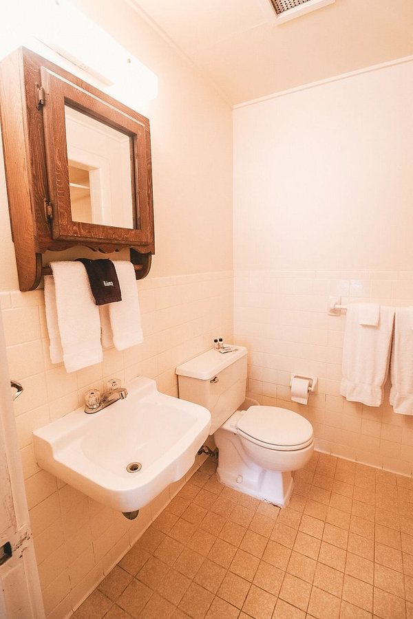 The Lodge at Cypress Falls — Bathroom