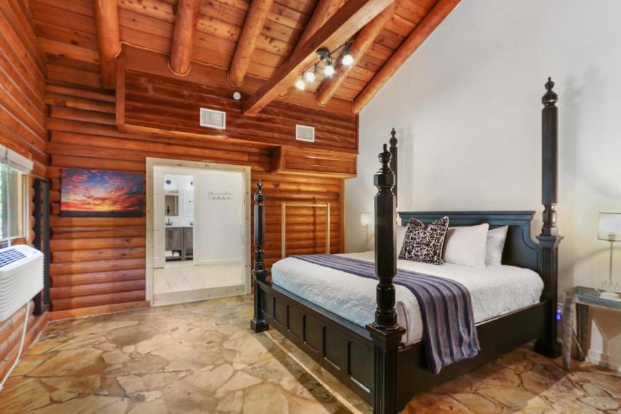 The Lodge at Cypress Falls — Guest room