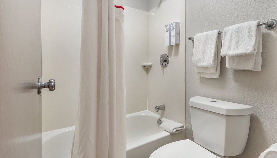 The Lodge at Duke Medical Center — Bathroom