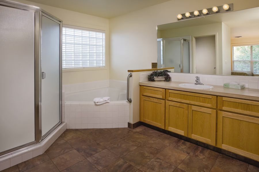 The Lodge at Eagle Crest — Bathroom