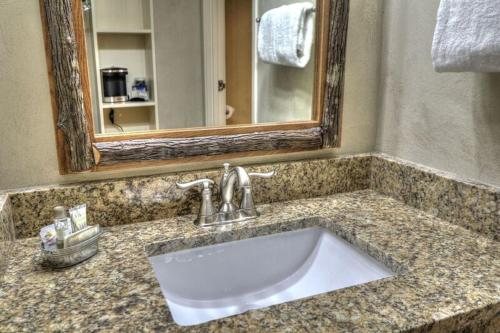 The Lodge at Five Oaks — Bathroom