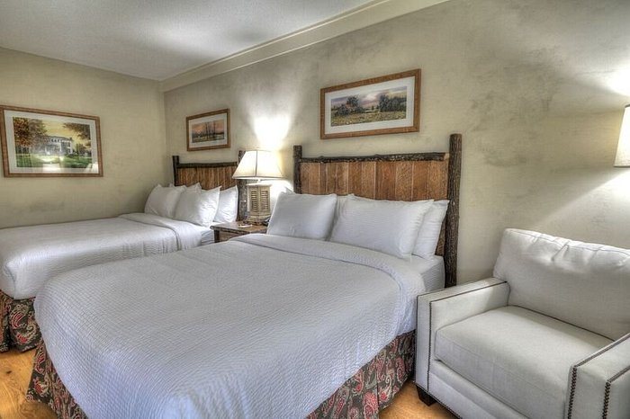The Lodge at Five Oaks — Guest room