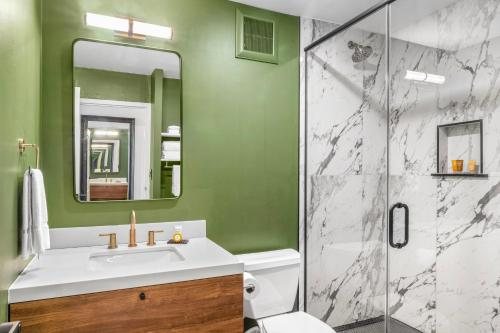 The Lodge At Geneva On The Lake — Bathroom