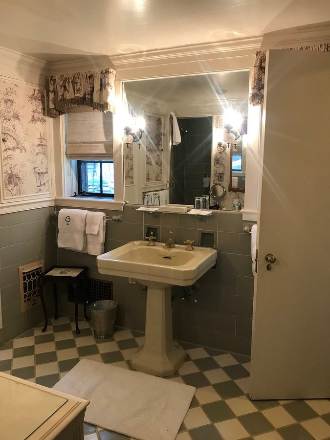 The Lodge at Glendorn — Bathroom