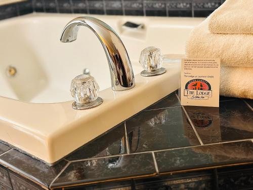 The Lodge at Leathem Smith — Bathroom