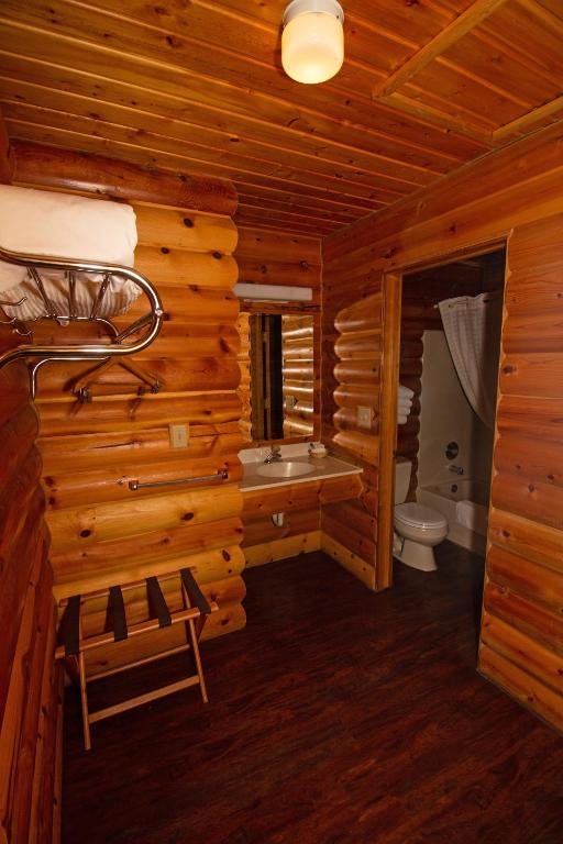 The Lodge at Lolo Hot Springs — Bathroom