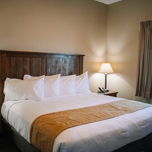 The Lodge at Mauston — Guest room
