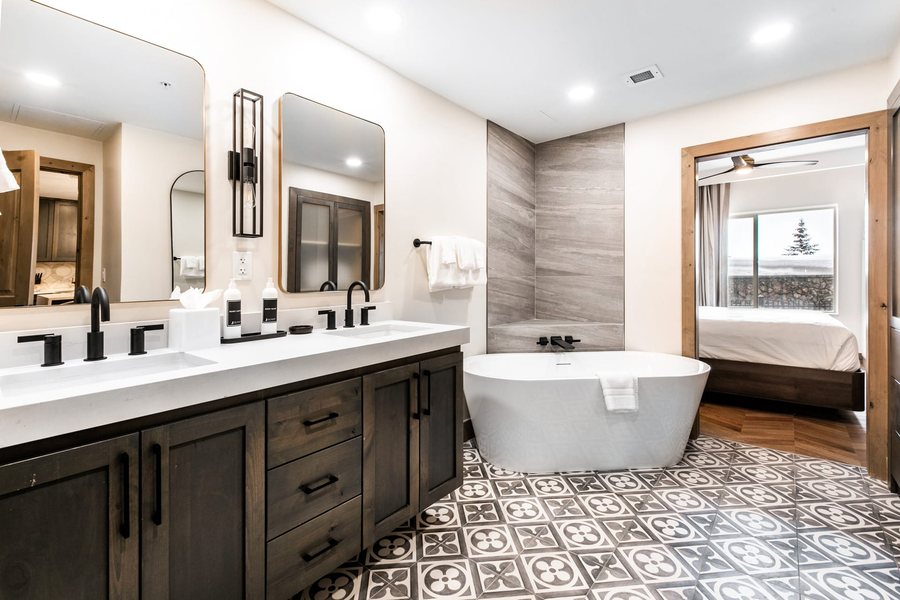 The Lodge At Mountain Village By All Seasons Resort Lodging — Bathroom